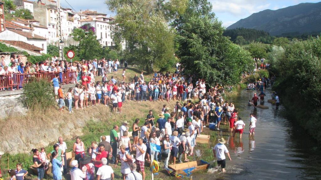 San Hilarión abre tres días de fiestas en Colunga con descenso folklórico del río y gastronomía tradicional