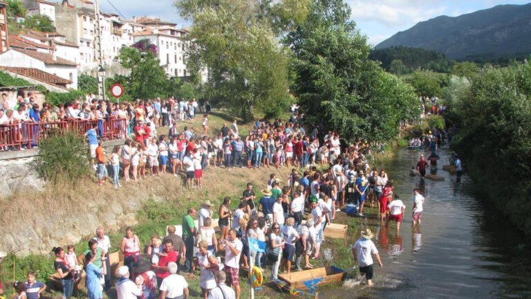 San Hilarión abre tres días de fiestas en Colunga con descenso folklórico del río y gastronomía tradicional