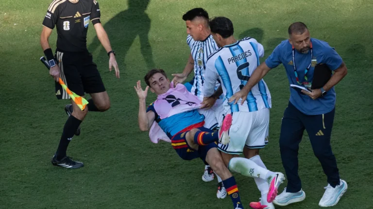 FIFA sanciona con diez partidos a Paredes y con uno a Gavi por refriegas tras final del Mundial