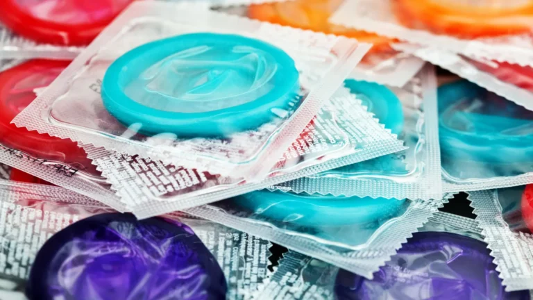 Francia retira del mercado más de 300 mil preservativos defectuosos vendidos en farmacias y en línea