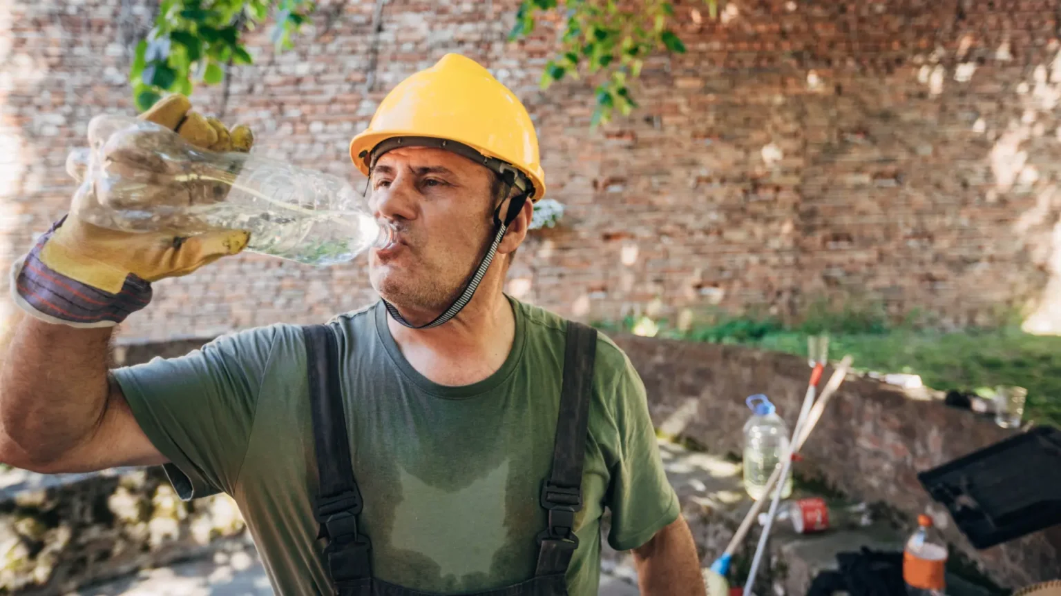 Grecia ordena suspensión de trabajos exteriores y repartos en moto ante ola de calor extremo Grecia ordena suspensión de trabajos exteriores y repartos en moto ante ola de calor extremo