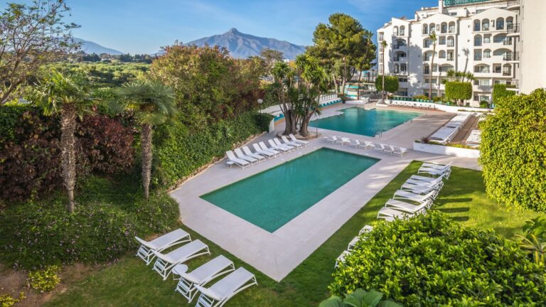 Hotel en Marbella inaugura exposición temporal de artista malagueña con más de veinte obras originales
