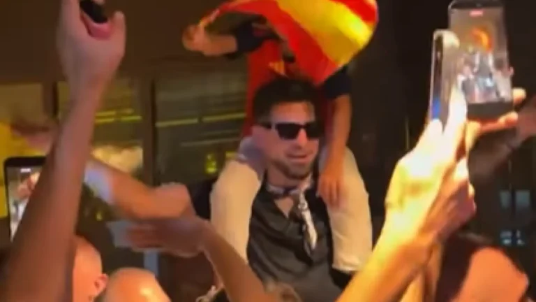 Ilia Topuria reaparece públicamente celebrando el título mundial de España frente a Argentina