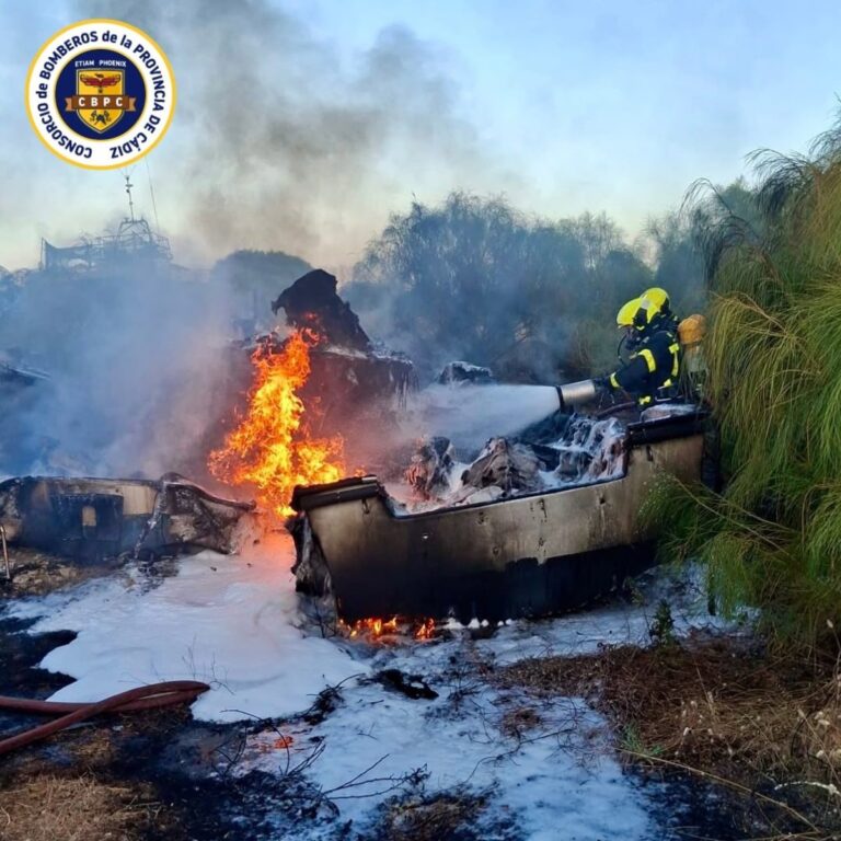 Incendio en depósito portuario de El Puerto, Cádiz, afecta 14 embarcaciones