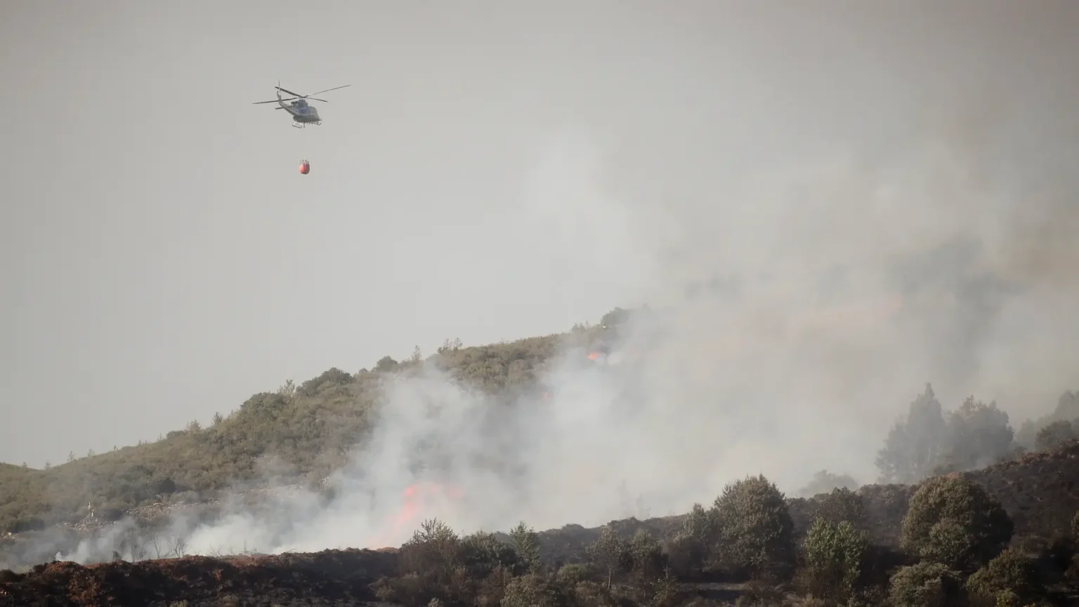 Viento complica combate al incendio de Villafranca del Bierzo mientras mejora situación en Castellón