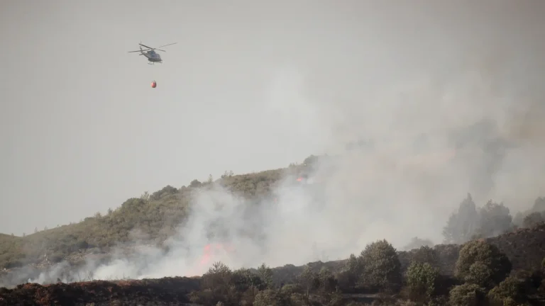 Viento complica combate al incendio de Villafranca del Bierzo mientras mejora situación en Castellón