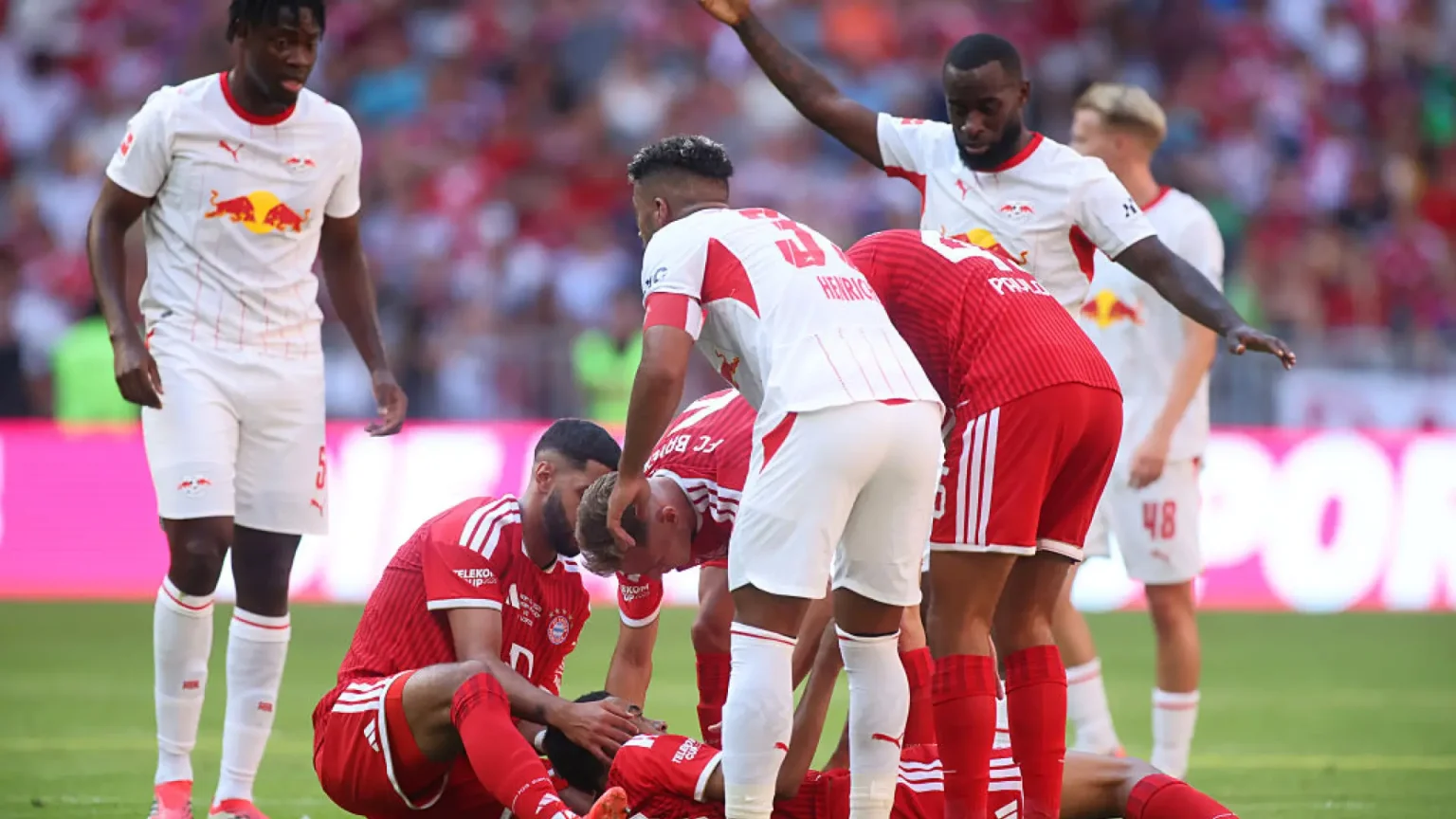 Jamal Musiala se desploma en pleno partido amistoso del Bayern Munich contra RB Leipzig