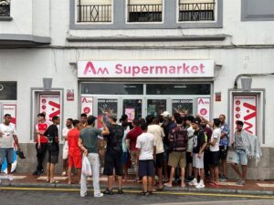 Largas filas de migrantes se formaron en supermercados de Ceuta