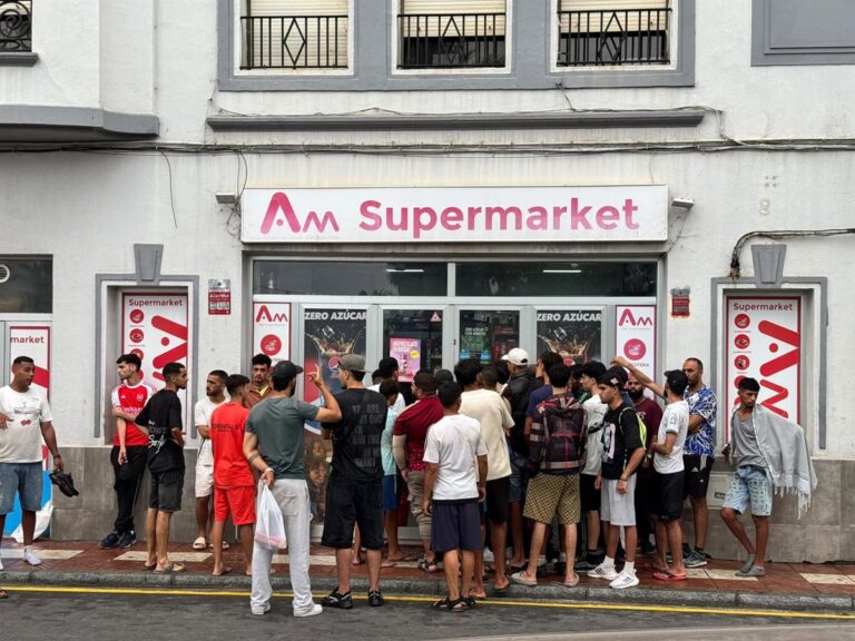 Largas filas de migrantes se formaron en supermercados de Ceuta
