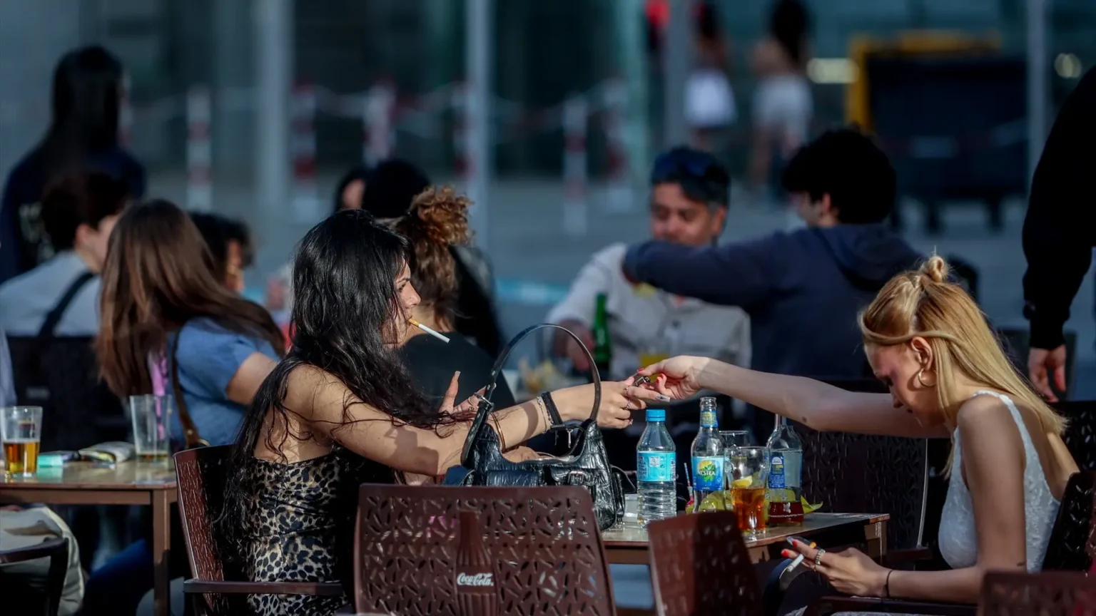 Sector hostelero español advierte pérdida de 300 mil empleos por ley antitabaco en terrazas