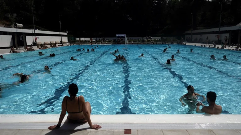 Qué se puede y qué no se puede hacer en las piscinas municipales de España: topless, comida y otras normas poco conocidas
