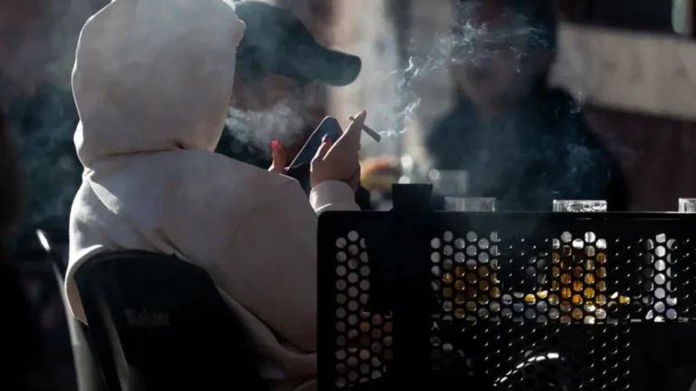 España prohíbe fumar en terrazas y sanciona a padres que permitan tabaco a menores España prohíbe fumar en terrazas y sanciona a padres que permitan tabaco a menores