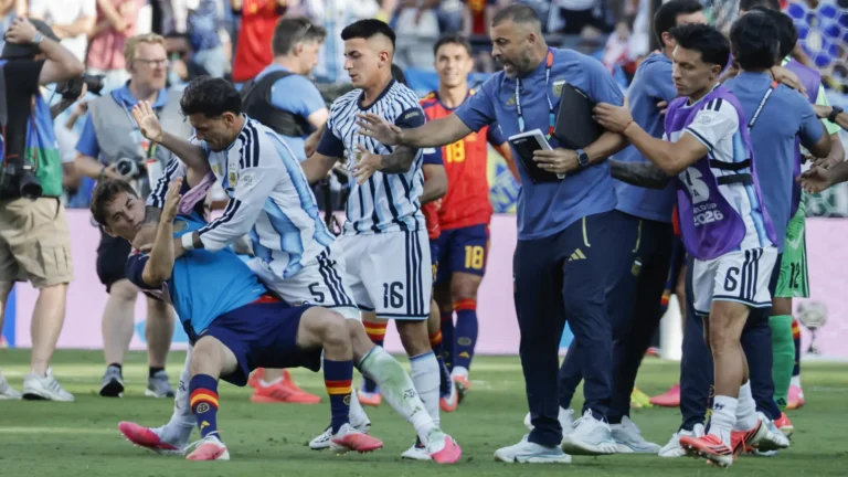 Paredes rompe el silencio sobre su sanción de 10 partidos y compara con el castigo a Gavi