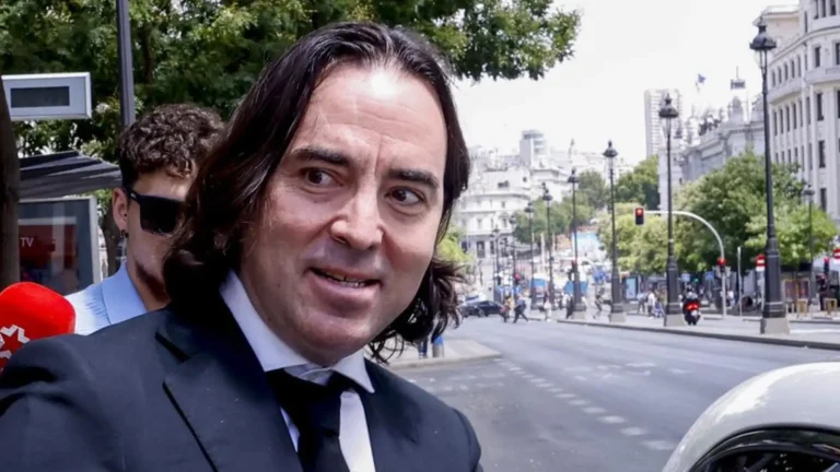 Presidente del Rayo Vallecano denuncia amenazas de muerte y corona funeraria en casa de su madre