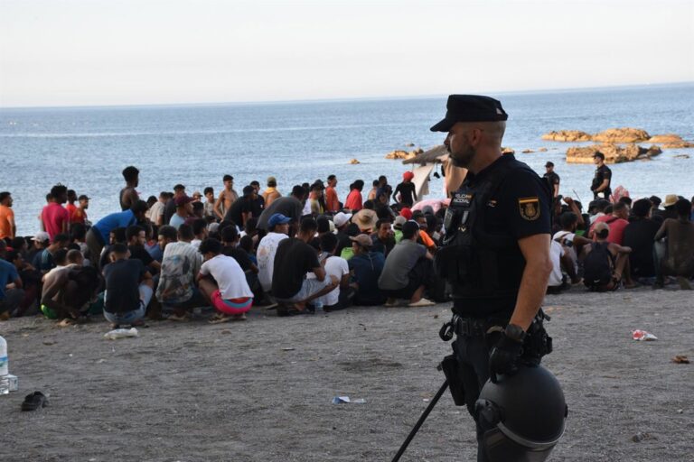 Más de 1,200 migrantes son reubicados en centros de acogida en Ceuta tras concentración en playa