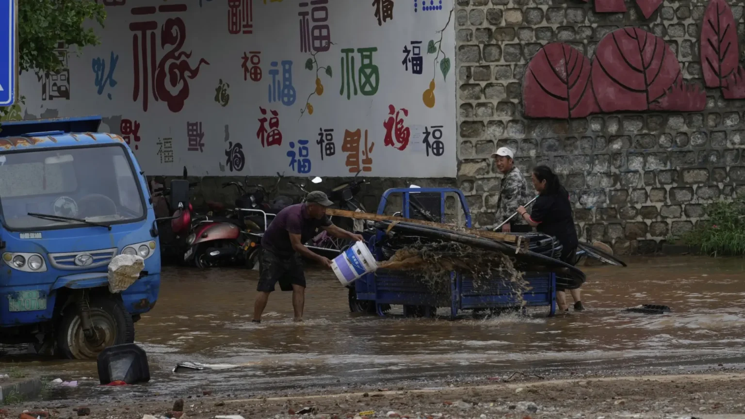 Al menos 10 muertos y 23 heridos tras riada en zona turística de Gansu, China