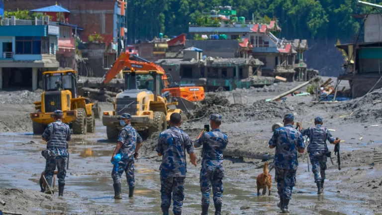 Devastadora riada en el norte de Nepal deja 332 muertos y más de mil personas desaparecidas