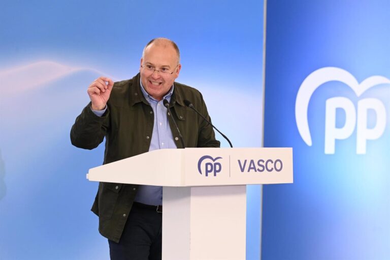 Tellado acusa a Sánchez de pactar con Yolanda Díaz el nombramiento en la OIT a cambio de silencio sobre corrupción