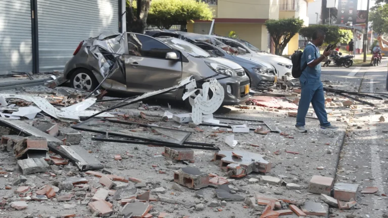 Terremoto de magnitud 7.4 sacude Colombia y deja al menos 132 muertos y cientos de heridos