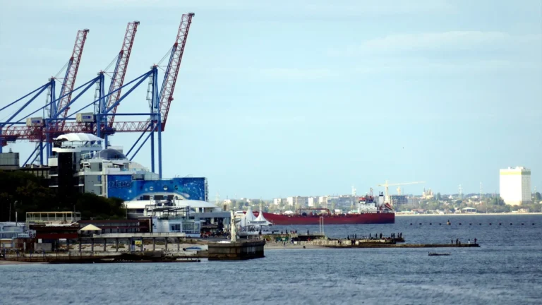 Ucrania ataca dos refinerías en Riazán mientras Rusia intensifica bombardeos contra puertos del mar Negro