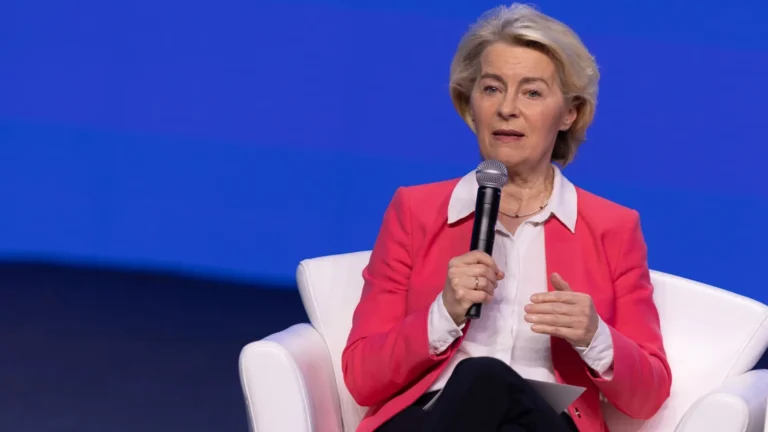 Von der Leyen anuncia envío de cuatro aviones para combatir incendios en Madrid y Ávila