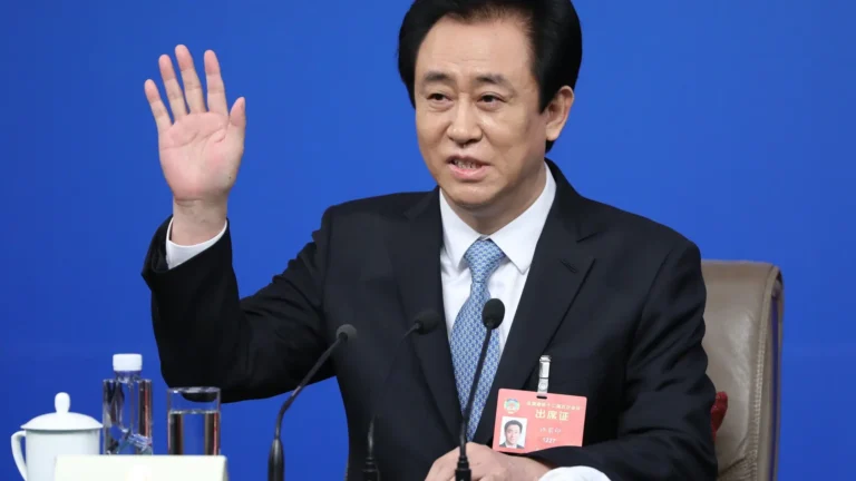 Fundador de Evergrande recibe cadena perpetua por fraude financiero masivo en China
