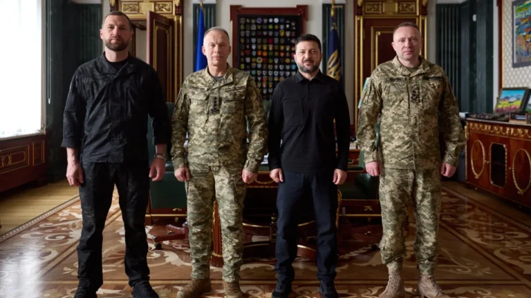 Zelenski reestructura la cúpula militar de Ucrania tras protestas masivas en Kiev
