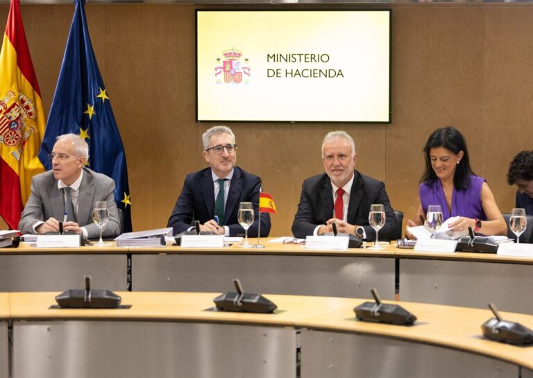 Barones del PSOE y comunidades del PP anuncian su rechazo al plan de financiación del Gobierno en el CPFF