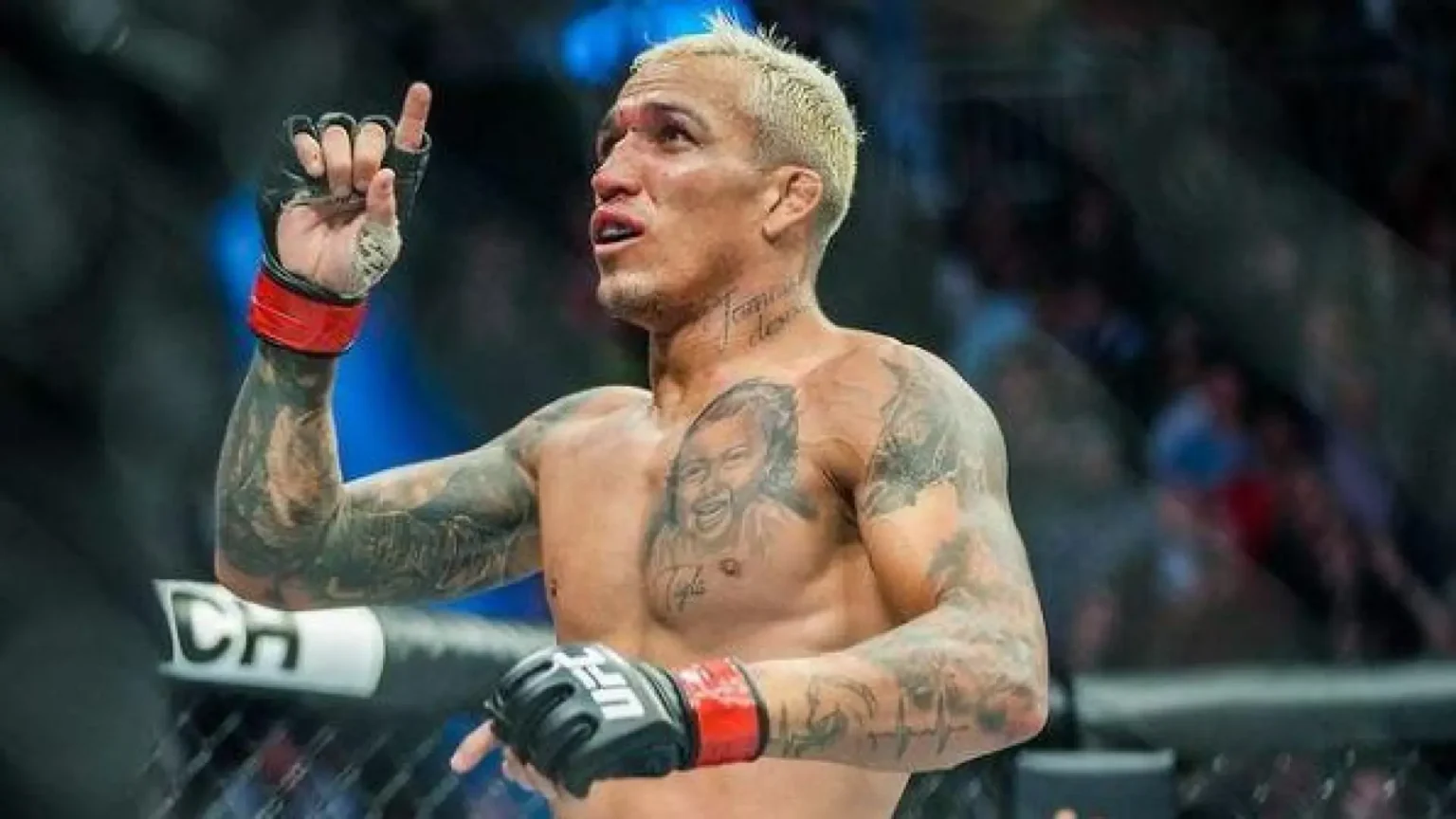 Charles Oliveira propone pelear contra Justin Gaethje con tres cinturones en juego para adelantar a Topuria