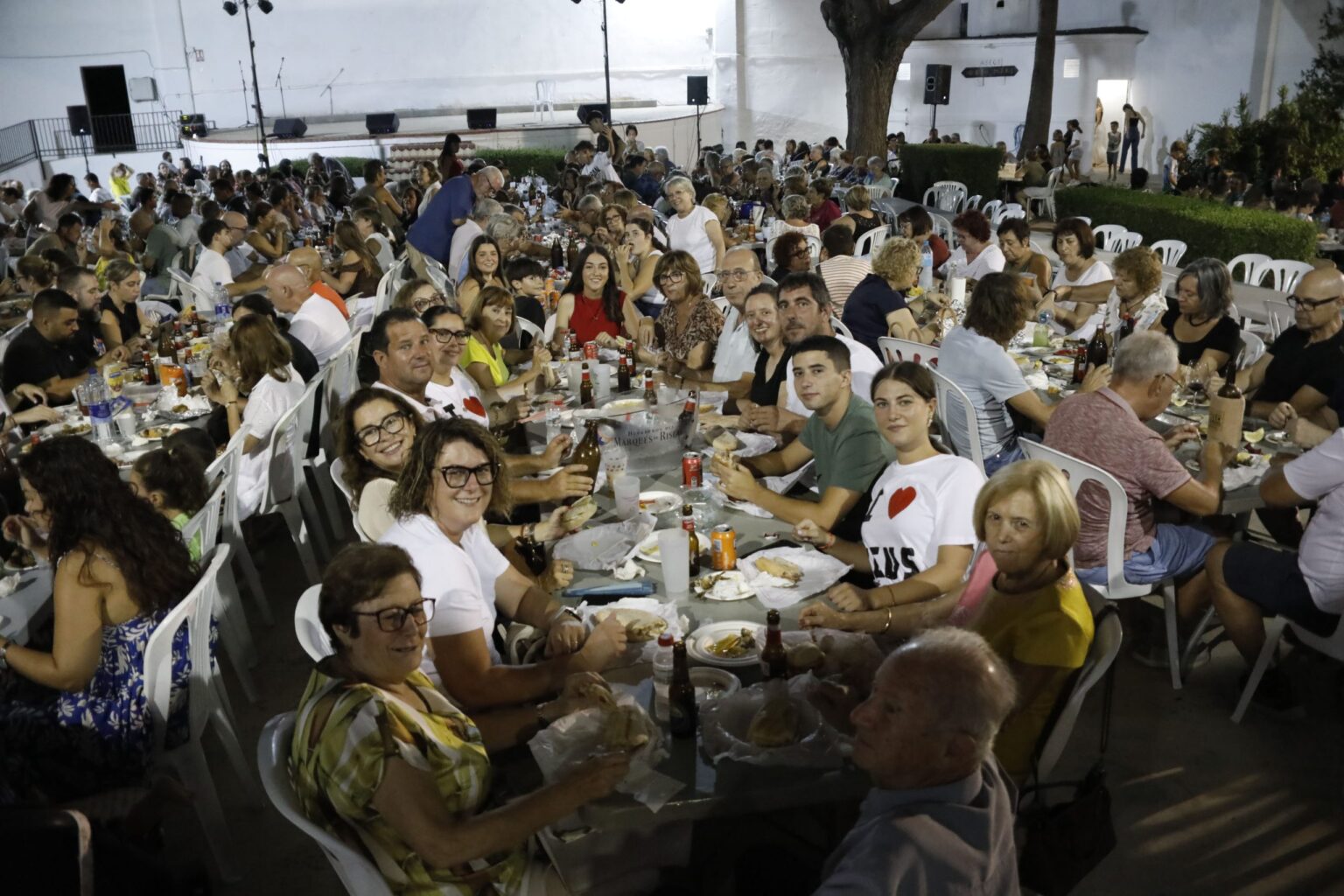 La sardinada tradicional congrega a vecinos y amigos en la plaza del Cinema de La Xara La sardinada tradicional congrega a vecinos y amigos en la plaza del Cinema de La Xara