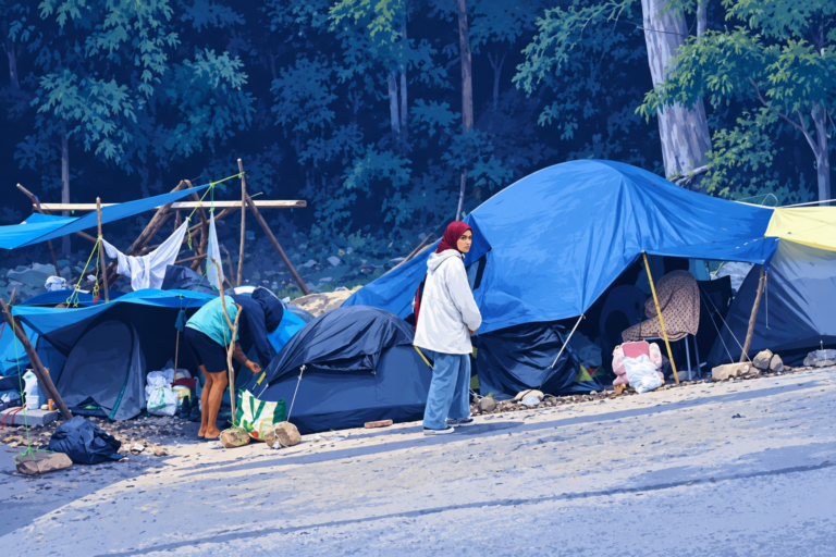 Mujeres migrantes malviven en tiendas de campaña en Ceuta, sufriendo la lluvia y el barro y sin querer o poder regresar a Marruecos.