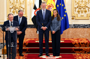 El rey Felipe VI de España y la reina Letizia posando juntos en un acto oficial, vestidos de gala y sonriendo a la cámara