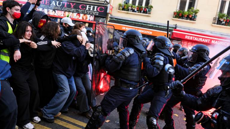 Agentes de policía durante una jornada de protestas en París, Francia.