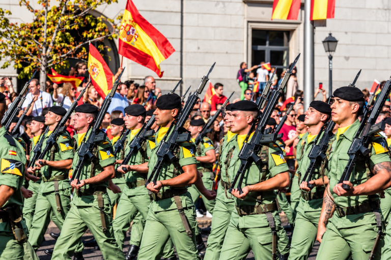 Militares españoles desfilando.