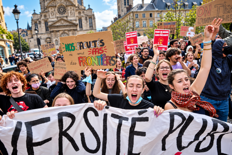 Estudiantes participan en una protesta frente a un centro educativo en Francia.