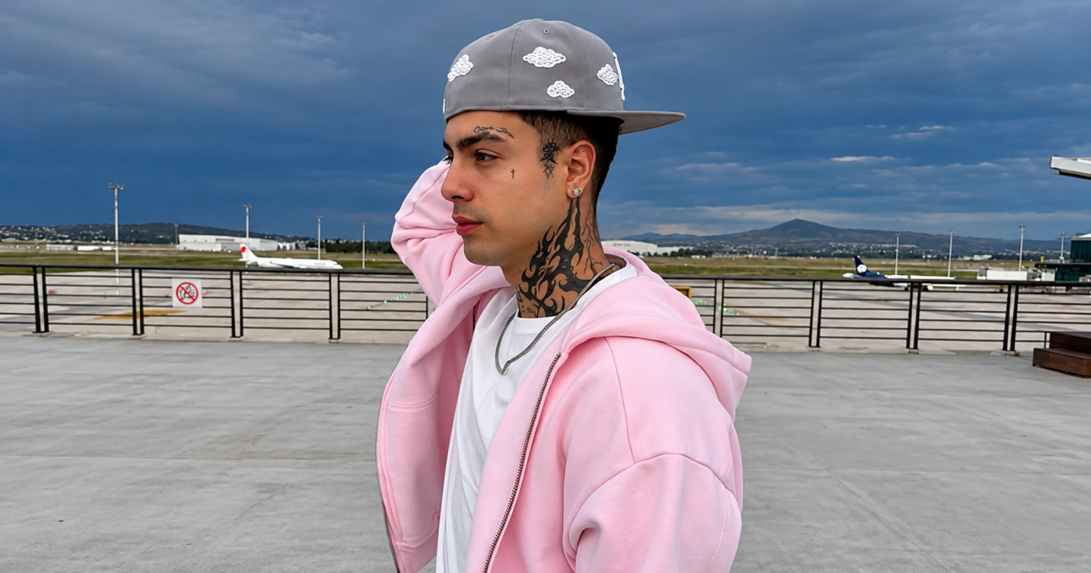 Naim Darrechi, influencer español, en una terminal aeroportuaria.