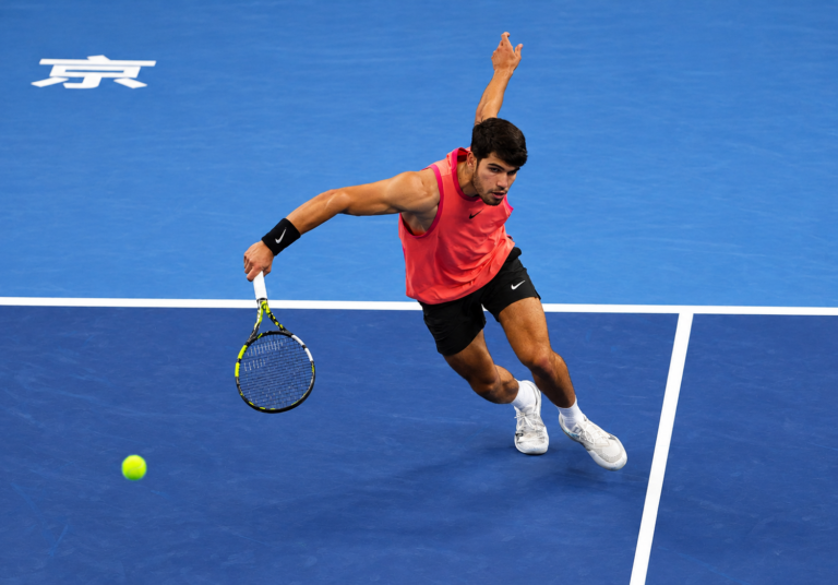 Carlos Alcaraz queda eliminado del Masters 1000 de Shanghái; Rafa Jódar avanza a octavos Carlos Alcaraz durante un partido de tenis en pista dura