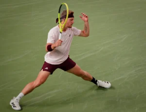 Alejandro Davidovich Fokina durante su partido de semifinales contra Alexander Zverev en el Masters 1000 de Shanghái.
